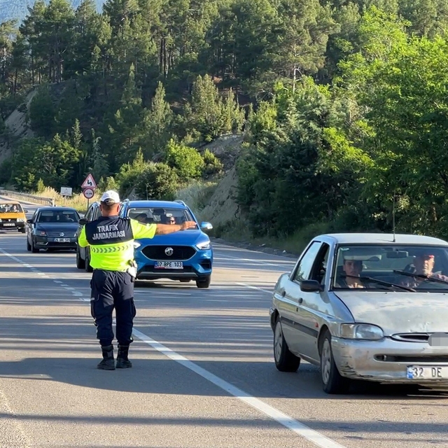 Isparta-Antalya kara yolunda jandarmadan kesintisiz denetim
Radar uygulamas...