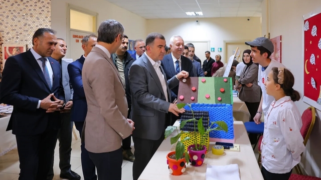 Bayburt'ta özel öğrenciler projelerini bilim fuarında sergiledi