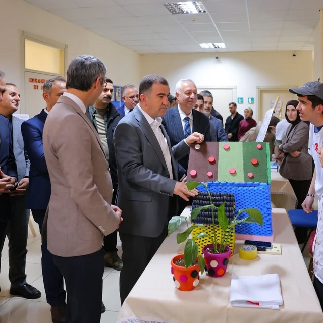 Bayburt'ta özel öğrenciler projelerini bilim fuarında sergiledi