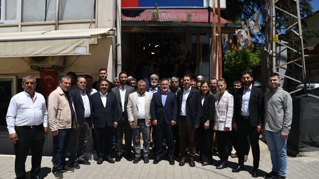 AK Parti Adana teşkilatı bayram boyunca sahadaydı