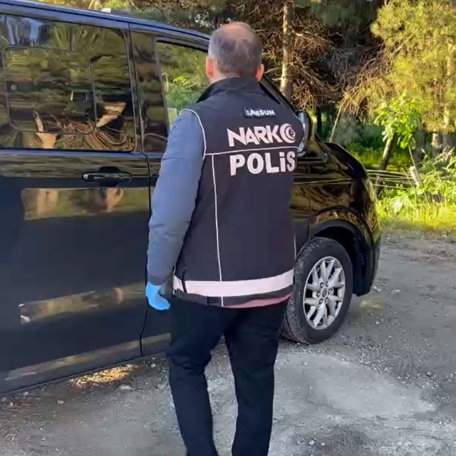 Kiralık araçta 225 bin sentetik hap ele geçirildi; 3 gözaltı