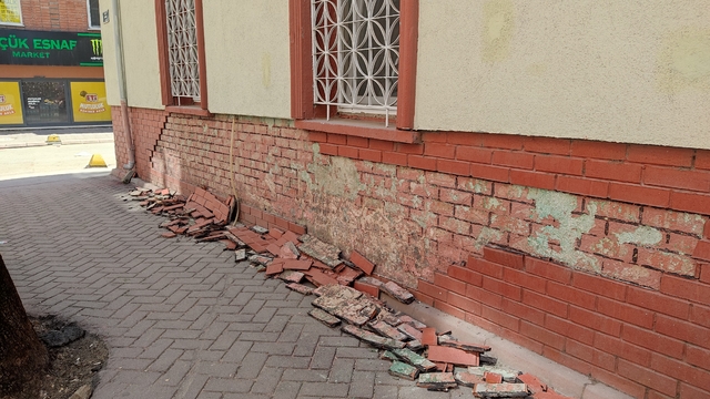 Eskişehir'de cami duvarının dekoratif tuğlaları deforme olup kaldırıma döküldü
