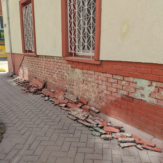 Eskişehir'de cami duvarının dekoratif tuğlaları deforme olup kaldırıma dökü...