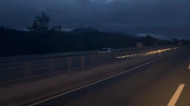 Ters yönde kilometrelerce ilerleyerek trafiği tehlikeye düşürdü