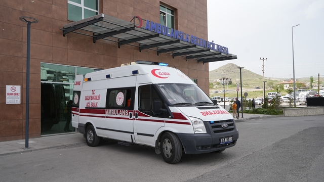 Niğde'de otomobil ile kamyonet çarpıştı: 7 Yaralı