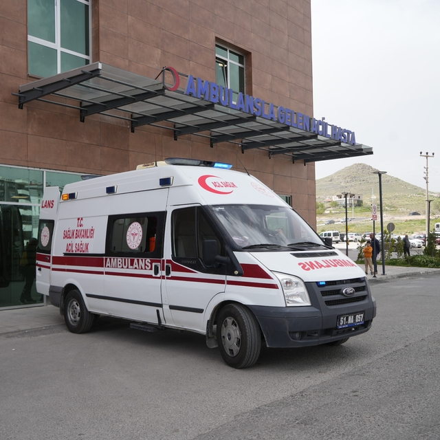Niğde'de otomobil ile kamyonet çarpıştı: 7 Yaralı