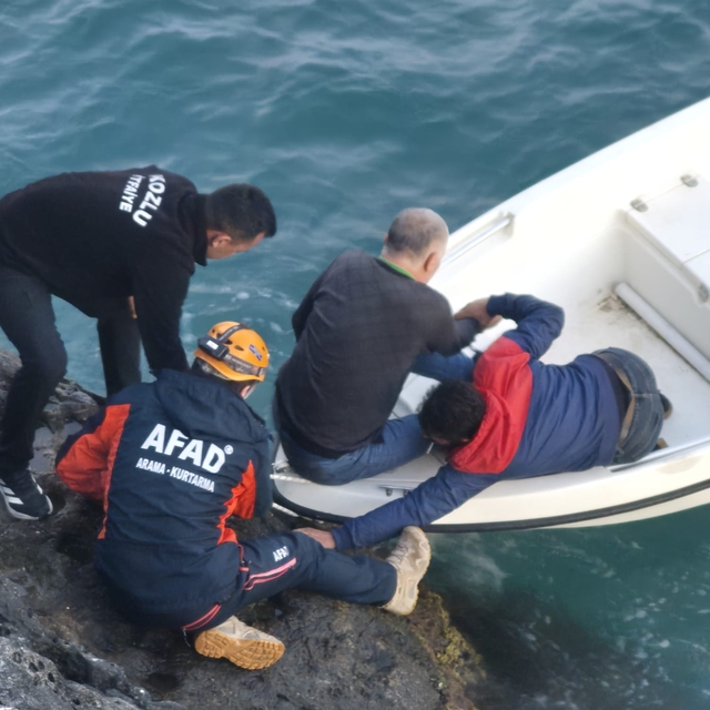 Balık tutarken düştü, kayalıklarda mahsur kaldı