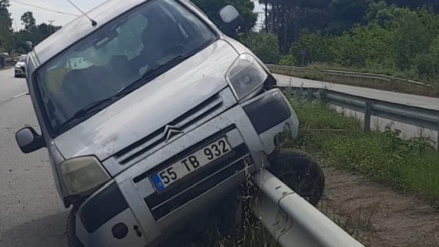 Bafra'da kontrolden çıkan otomobil bariyerlere çarptı: 4 yaralı