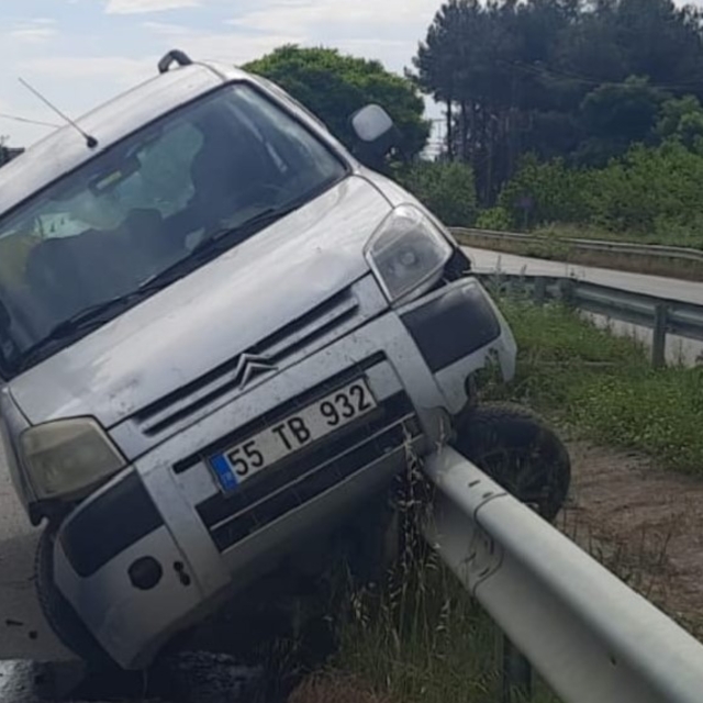 Bafra'da kontrolden çıkan otomobil bariyerlere çarptı: 4 yaralı