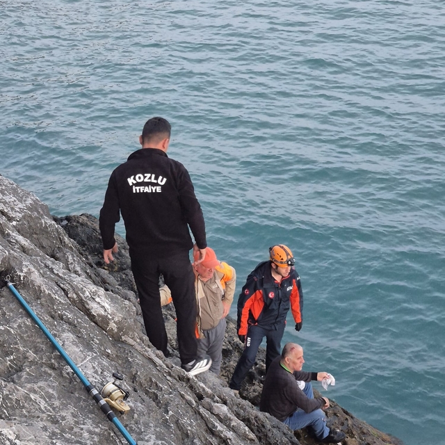 Zonguldak'ta kayalıklardan düşen balıkçı kurtarıldı