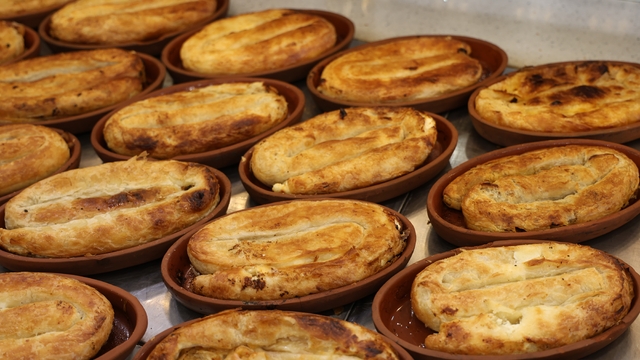 Diyarbakır'da tandırda çömleklerde pişirilen yeni lezzet börek talep görüyor