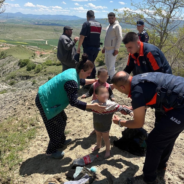 Çamura saplanan çocukları ekipler kurtardı