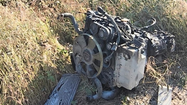 Servis minibüsünün lastiği patladı, direğe çarptı: 6 yaralı
