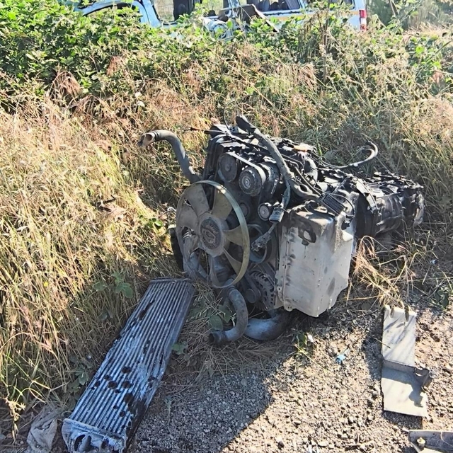 Servis minibüsünün lastiği patladı, direğe çarptı: 6 yaralı