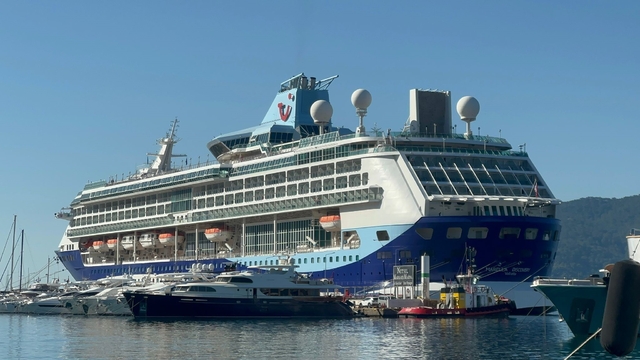 Dev gemi 2 bin500 yolcusu ile Marmaris Limanı'na demirledi