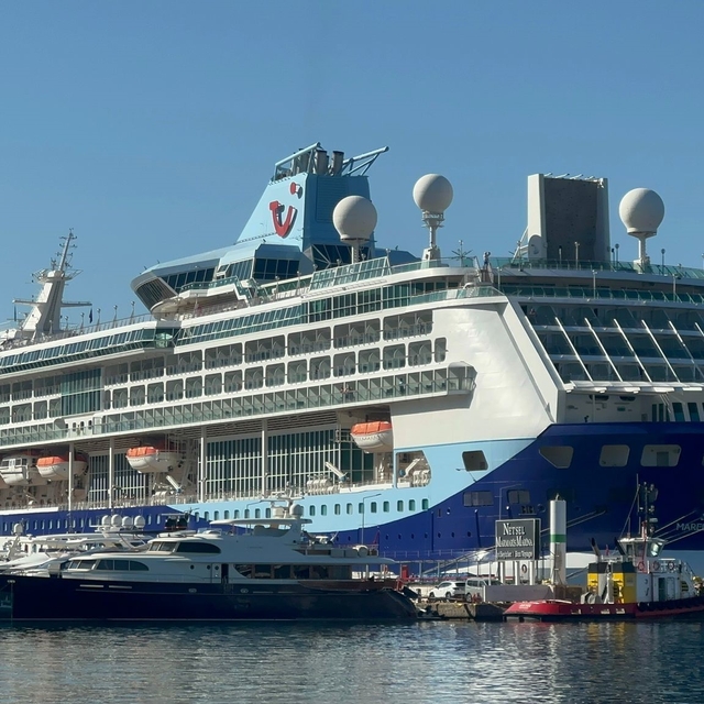 Dev gemi 2 bin500 yolcusu ile Marmaris Limanı'na demirledi