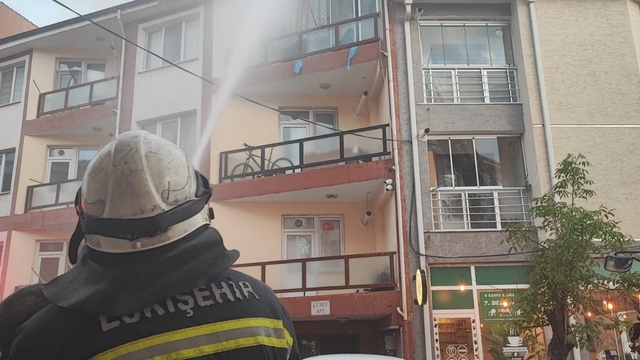 3 katlı binanın terasında çıkan yangın söndürüldü