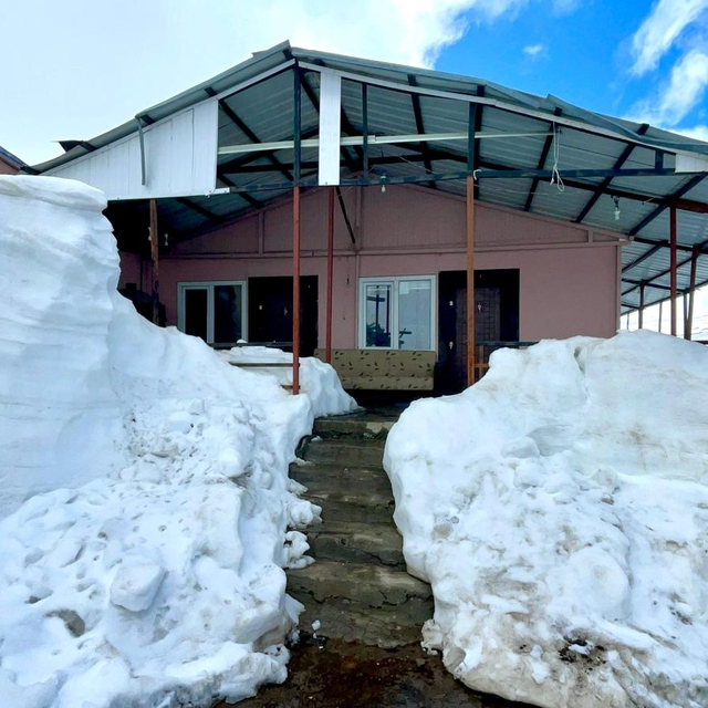Karla kaplı Ardahan'daki yayla evlerinde sobalar yanmaya devam ediyor