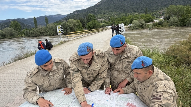 Tokat'ta 216 personel Kelkit Çayı'nda kayıp gençlerin izini sürüyor