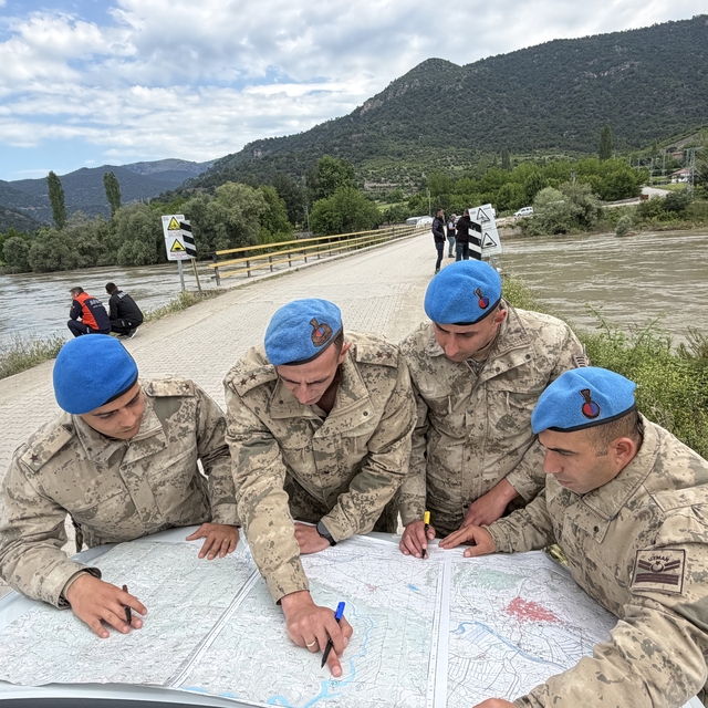 Tokat'ta 216 personel Kelkit Çayı'nda kayıp gençlerin izini sürüyor