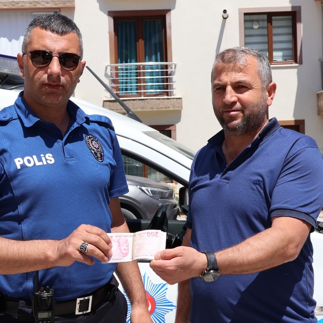 Yolda bulduğu 2 bin 400 TL'yi polise teslim etti