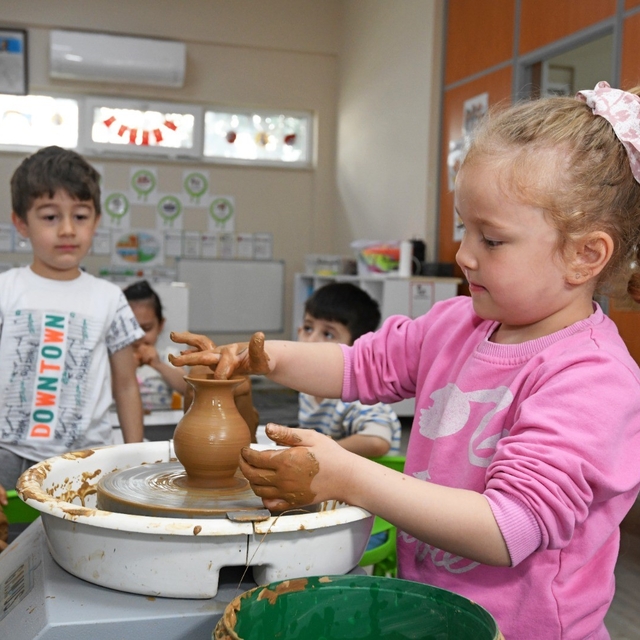 Osmangazi Belediyesi kreşlerinde çocuklar toprağa şekil verdi