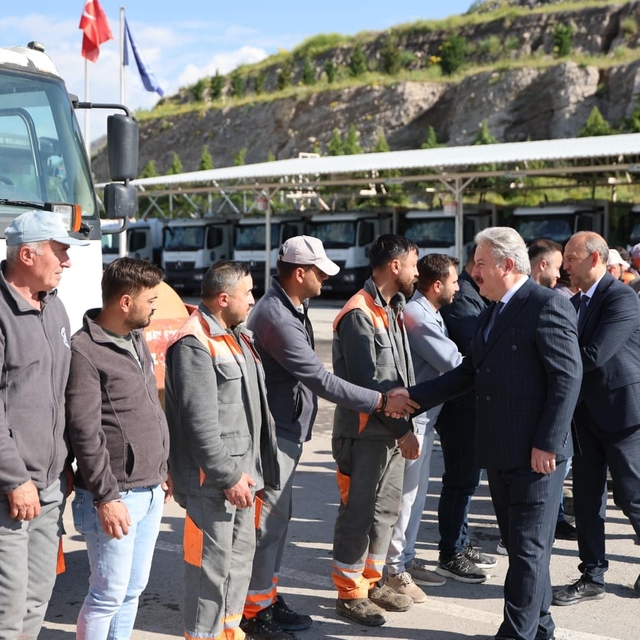 Başkan Palancıoğlu, mesaiye personel ile bayramlaşarak başladı