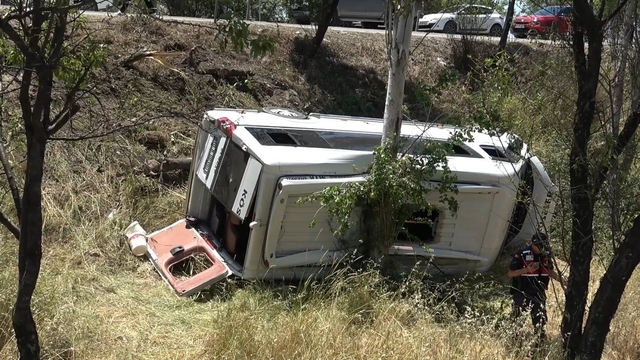 Balıkesir'de yolcu minibüsü ile otomobil kaza yaptı; 14 yaralı
Kepsut yolunda feci kazada, minibüs şarampole yuvarlandı, 14 yaralı