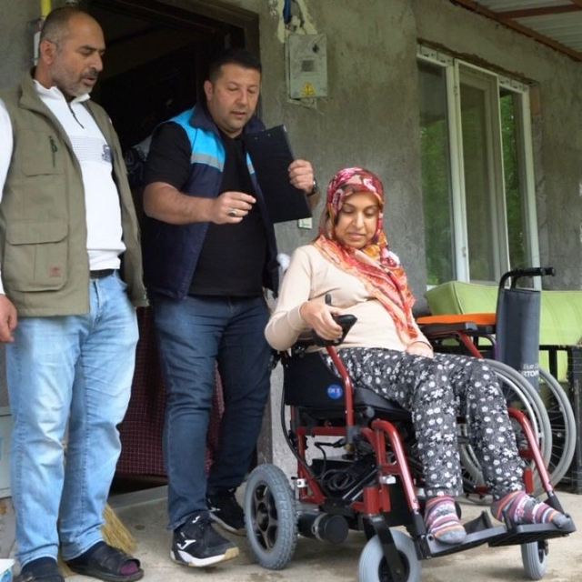 Büyükşehir Belediyesi'nden engelli bireylere akülü sandalye desteği