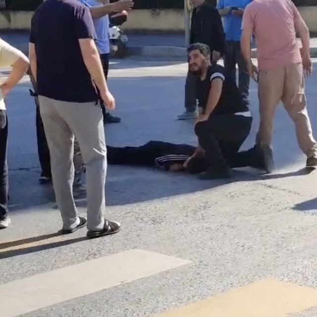 Okul servisi scooterle çocuğa ardından otomobile çarptı: 2 yaralı