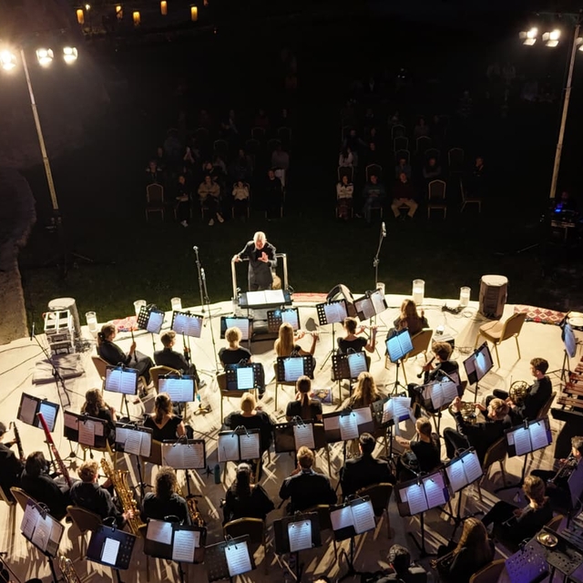 ABD'li müzik topluluğu, Kapadokya'da konser verdi; geliri hastalara harcana...