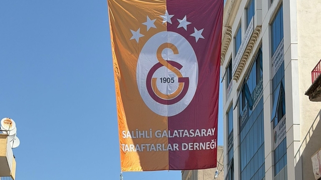 Salihli'de caddelere şampiyon Galatasaray bayrakları asıldı