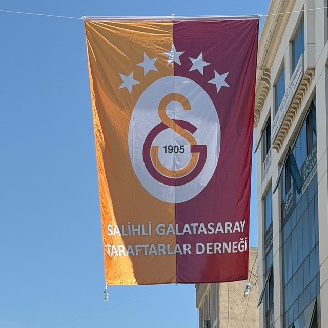 Salihli'de caddelere şampiyon Galatasaray bayrakları asıldı