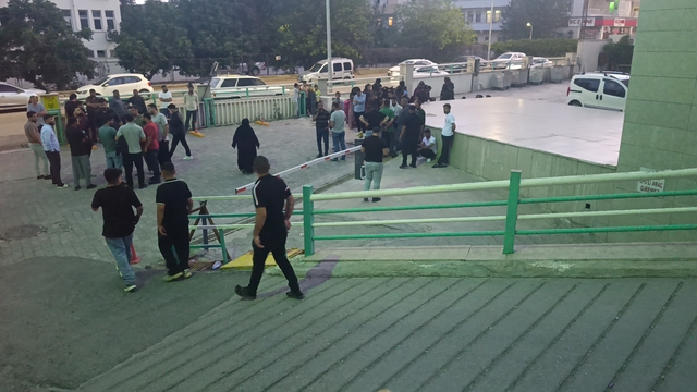 Otomobilin çarptığı çocuk öldü, durumunu öğrenmek için hastaneye giden sürücü darp edildi
Şanlıurfa'da otomobilin çarptığı 3 yaşındaki çocuk hayatını kaybetti
O anlar kamerada