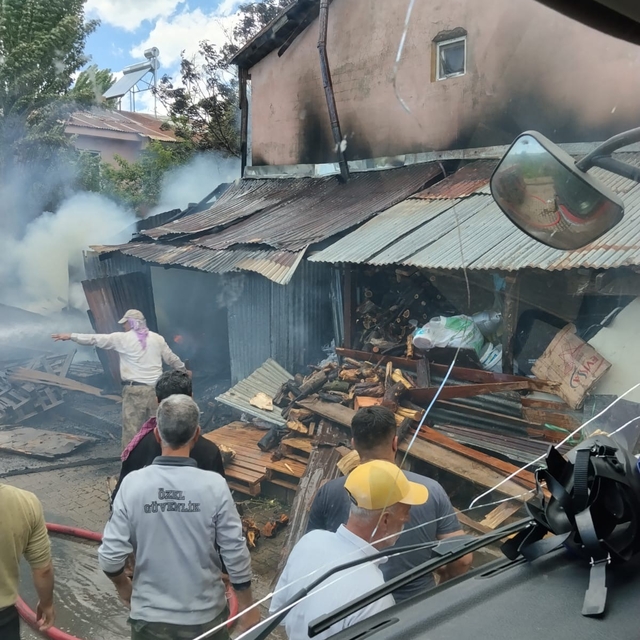 Bingöl'de ev yangını: 2 kişi dumandan etkilendi