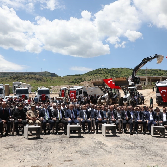 Tunceli'de 120 kilometrelik sıcak asfalt hedefi için ilk adım atıldı