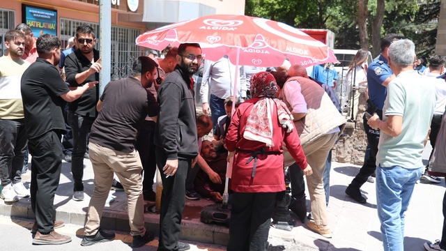 Cenaze çıkışında yol verme kavgası kanlı bitti: 1 yaralı, 2 gözaltı