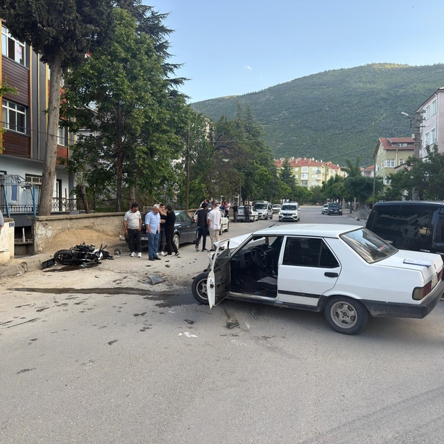 Akşehir'de otomobille çarpışan motosikletteki 2 kişi yaralandı