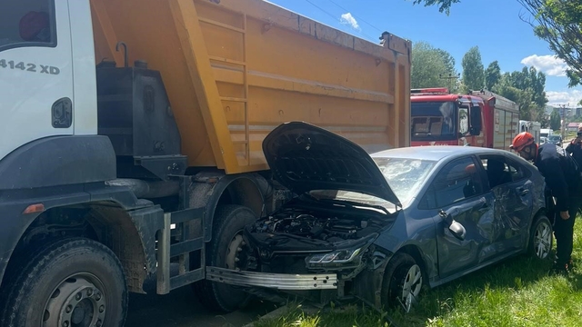Muş'ta kamyon ile otomobil çarpıştı: 1 yaralı