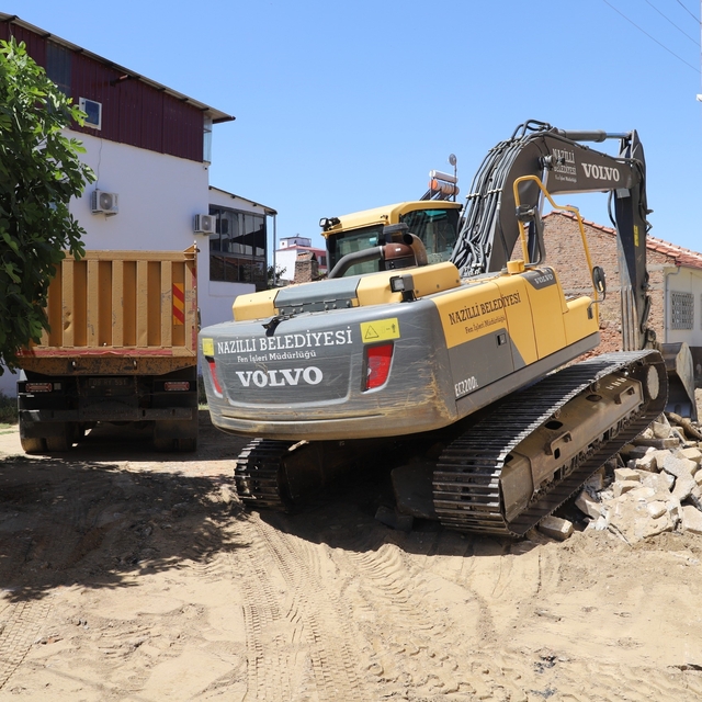 Nazilli'de yol yenileme çalışmaları sürüyor
