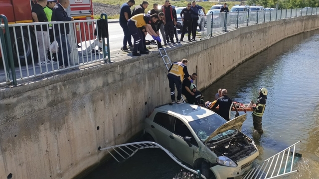 Otomobil, sulama kanalına düştü; sürücü yaralı