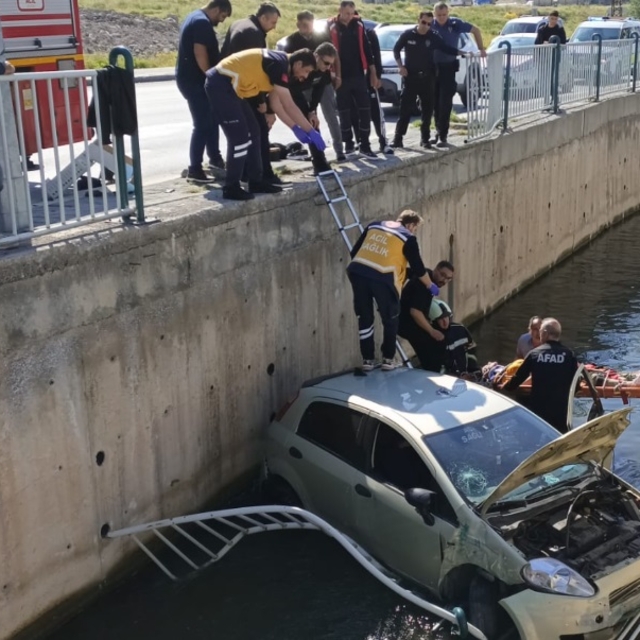Otomobil, sulama kanalına düştü; sürücü yaralı