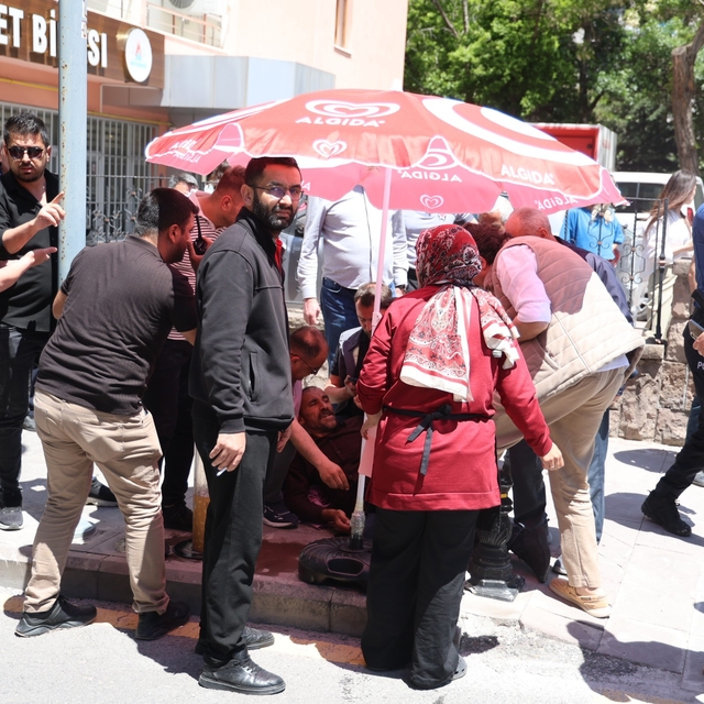 Cenaze çıkışında yol verme kavgası kanlı bitti: 1 yaralı, 2 gözaltı