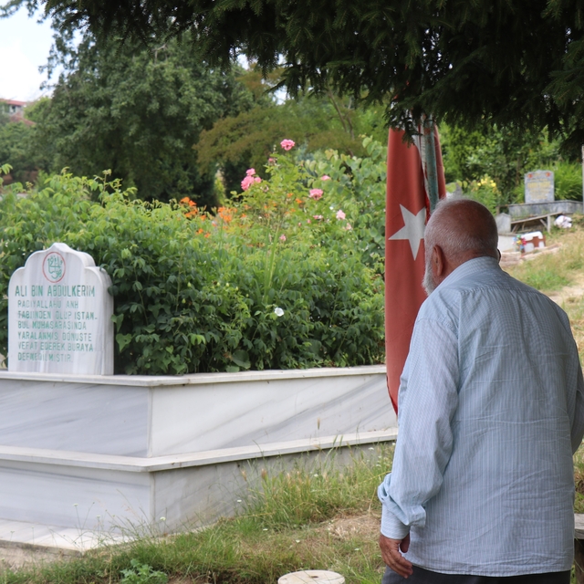 Sahabe oğlunun mezarını buldu, kitaplarını satarak türbeye dönüştürdü
Tarih...