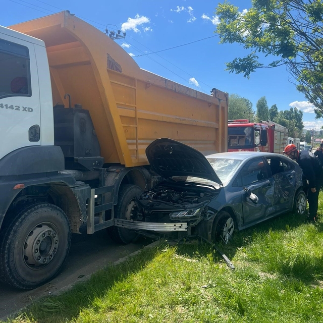 Muş'ta kamyon ile otomobil çarpıştı: 1 yaralı