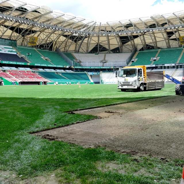Konya Büyükşehir Stadyumu'nun zemininde renovasyon çalışması başlatıldı