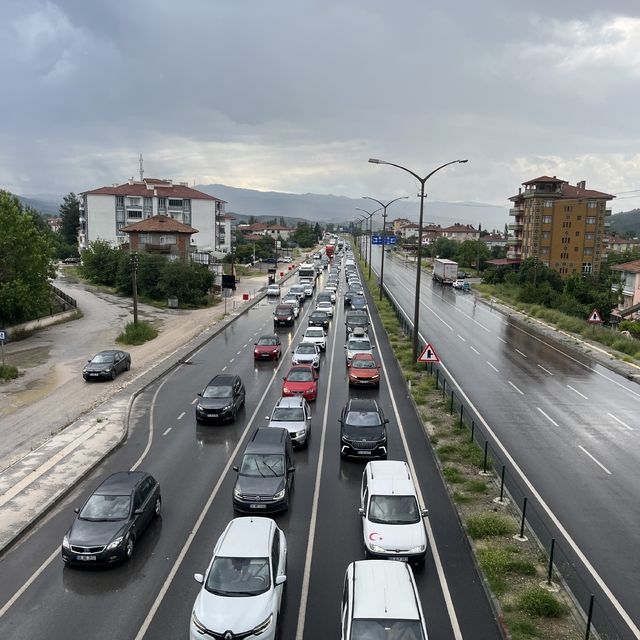 Çorum'da bayram dönüşü D-100 kara yolunda trafik yoğunluğu devam ediyor