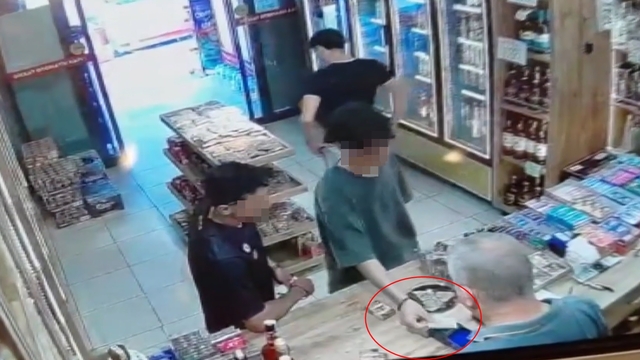 Yolda buldukları kredi kartıyla alışveriş yapan şüpheliler kamerada