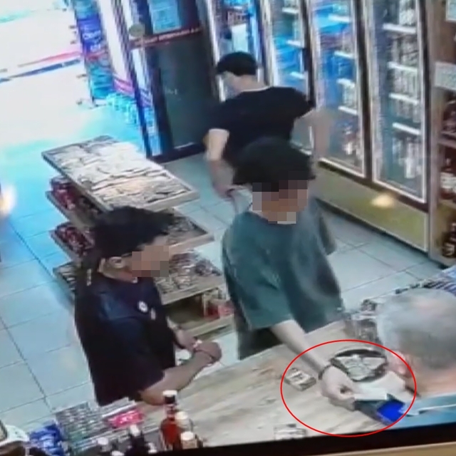Yolda buldukları kredi kartıyla alışveriş yapan şüpheliler kamerada