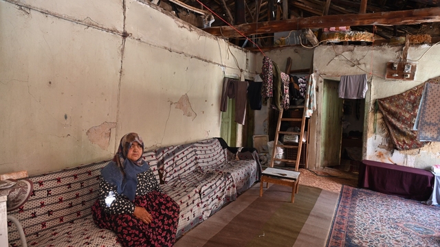 Eşini kaybetti, evini de kaybetmek üzereyken Isparta Belediyesi devreye girdi
73 yaşındaki Dudu Gül: "Eşimi kısa süre önce kaybettim. Zaten zor şartlarda yaşam mücadelesi veriyorduk, şimdi ise yeni evimizin tamamlanmasını bekliyorum"